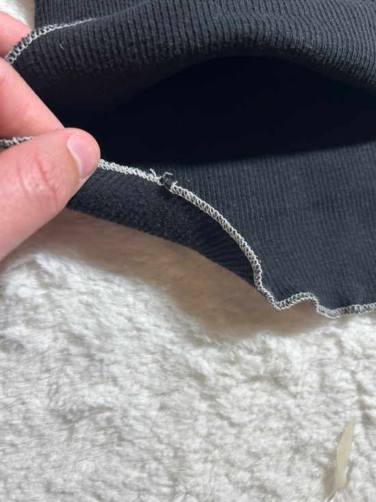 Lilu Black Long-Sleeve V-Neck Top with Contrast Stitching - Picture 6 of 9